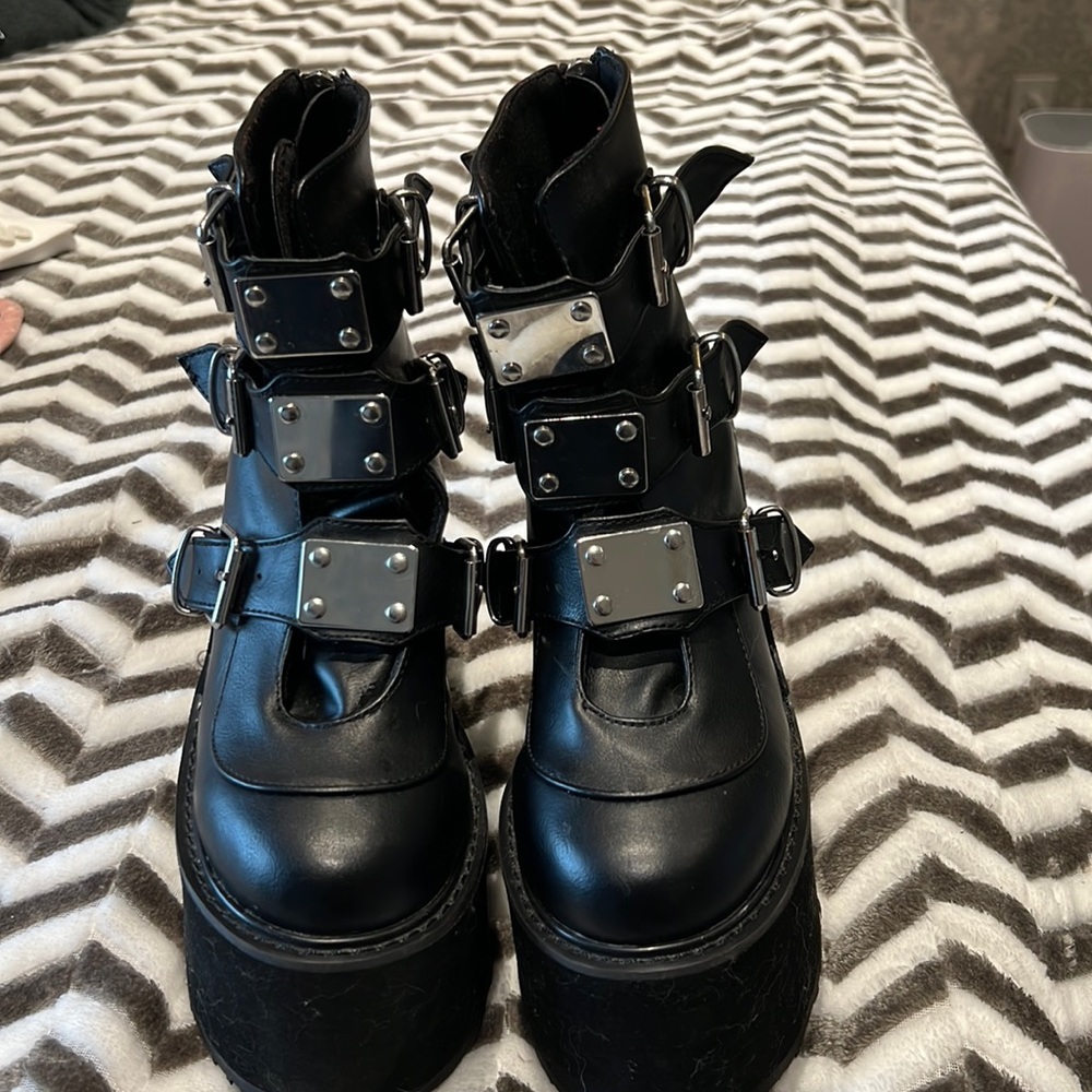 Gently used demonia swing-105 ankle boots
